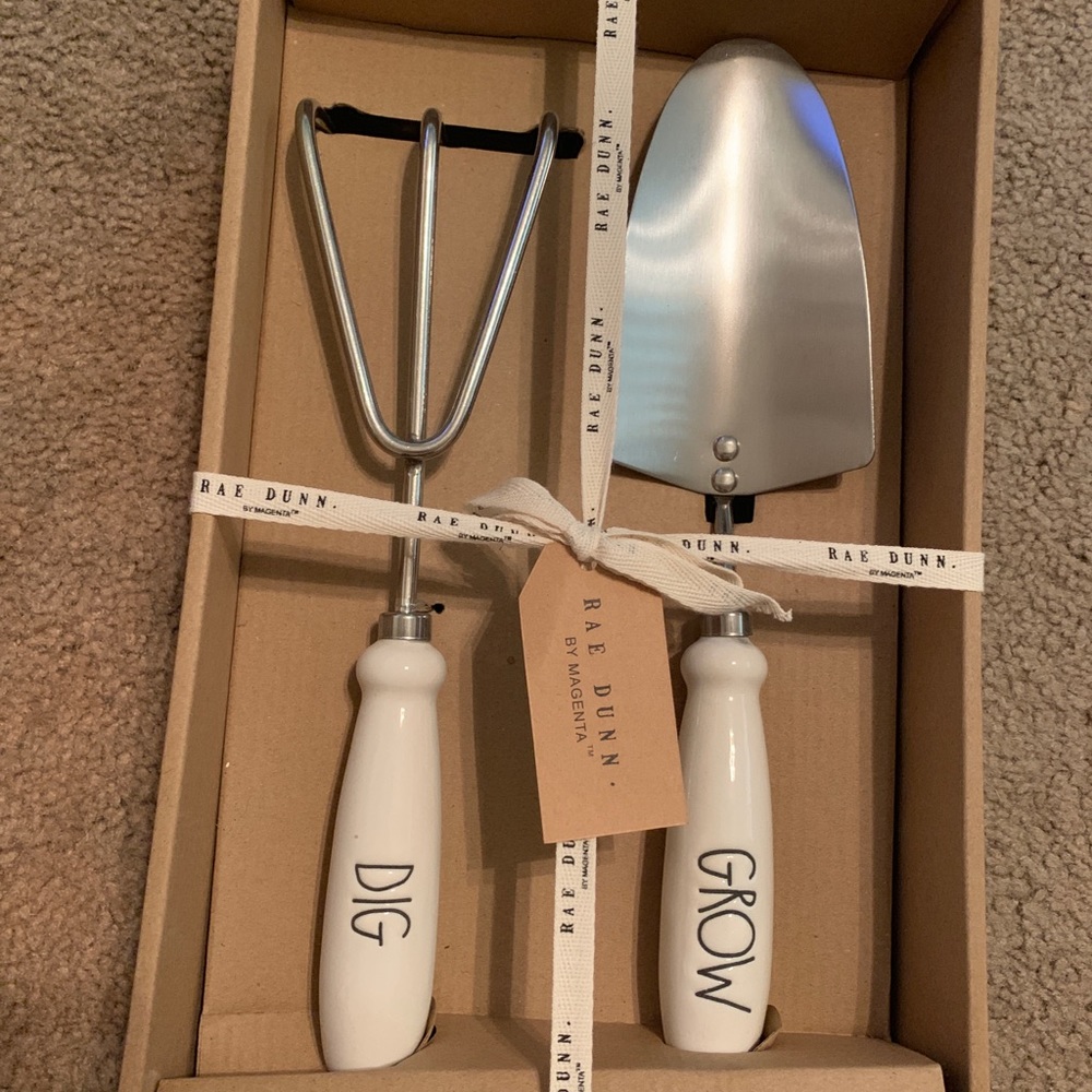 RAE DUNN SHOVEL/RAKE SET. BNWT